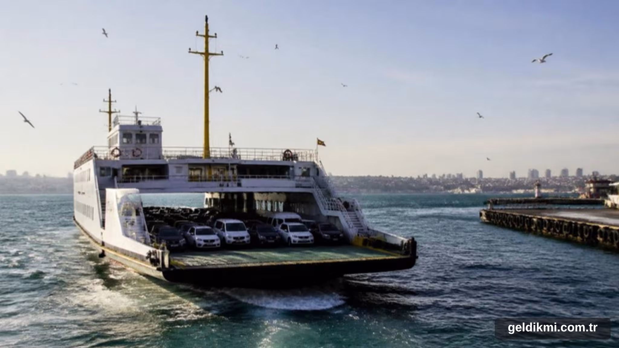 Marmara Denizi'nde iskeleden ayrılan arabalı feribot
