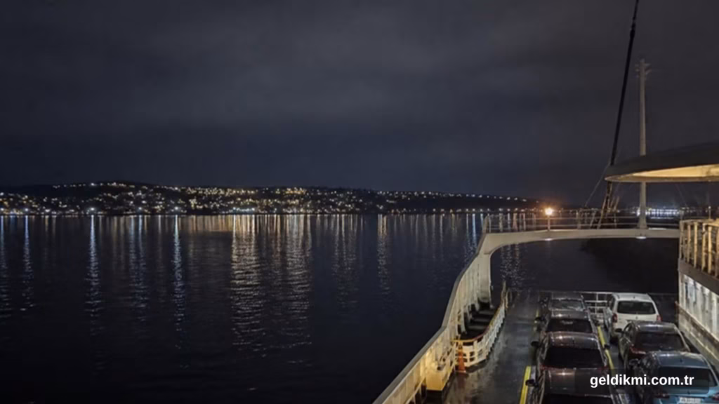 Gece Çanakkale Boğazı'nı geçen feribotun güvertesinden karşı kıyının ışıkları